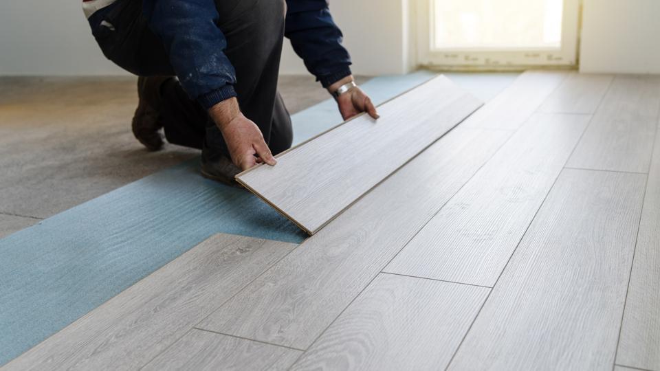 Laminatböden und Installation